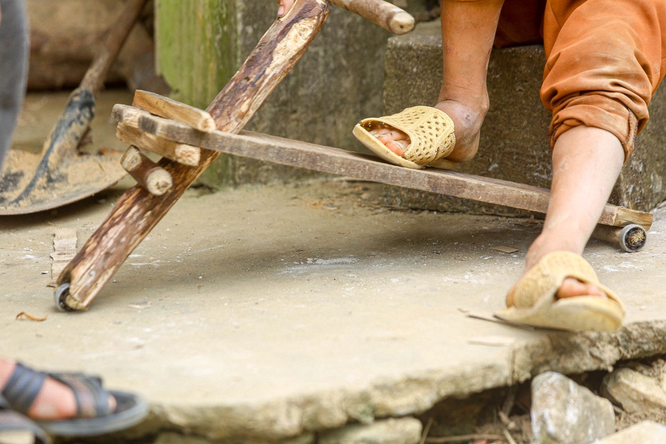 Thót tim xem màn “đua xe” tự chế của trẻ em vùng cao ở Sa Pa - 5 Thót tim xem màn “đua xe” tự chế của trẻ em vùng cao ở Sa Pa - 5