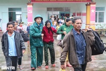 Người dân Quảng Nam vội vã di tản về nơi an toàn trước khi bão số 4 đổ bộ