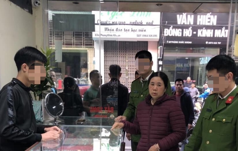 Hà Nội: Mượn vàng cho người nhà xem rồi chiếm đoạt tài sản - 1