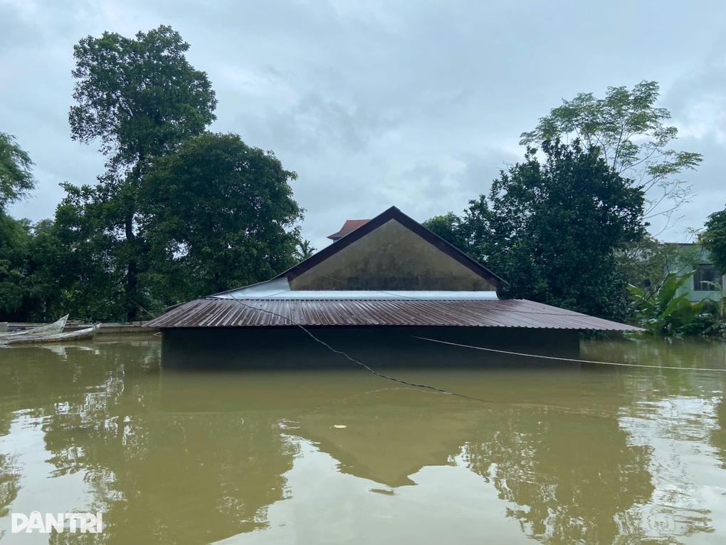 Nước dâng sát mái nhà, người dân chen chúc trên gác tránh lũ - 1 Nước dâng sát mái nhà, người dân chen chúc trên gác tránh lũ - 1