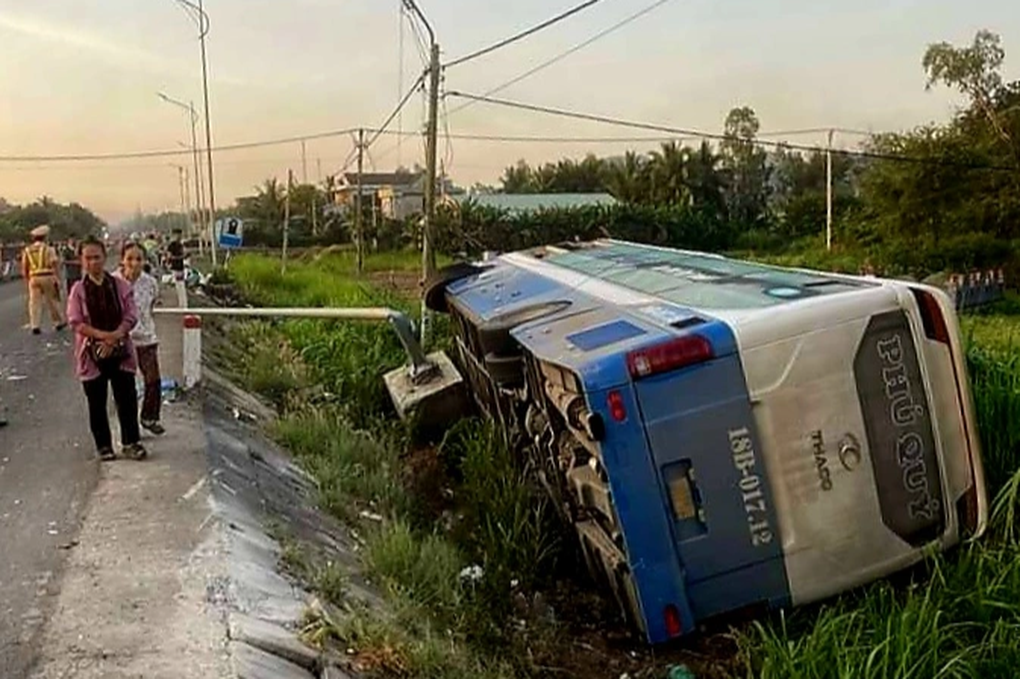 Xe khách chở 22 người bị lật sau va chạm với ô tô đầu kéo - 1 Xe khách chở 22 người bị lật sau va chạm với ô tô đầu kéo - 1