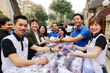 Tuổi trẻ Hà Nội tặng khẩu trang, nhu yếu phẩm cho người dân cách ly