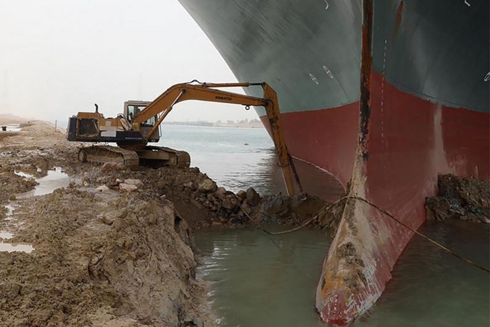 Siêu tàu nhích nhẹ trên kênh đào Suez, Ai Cập tính phương án cuối cùng - 2 Siêu tàu nhích nhẹ trên kênh đào Suez, Ai Cập tính phương án cuối cùng - 2