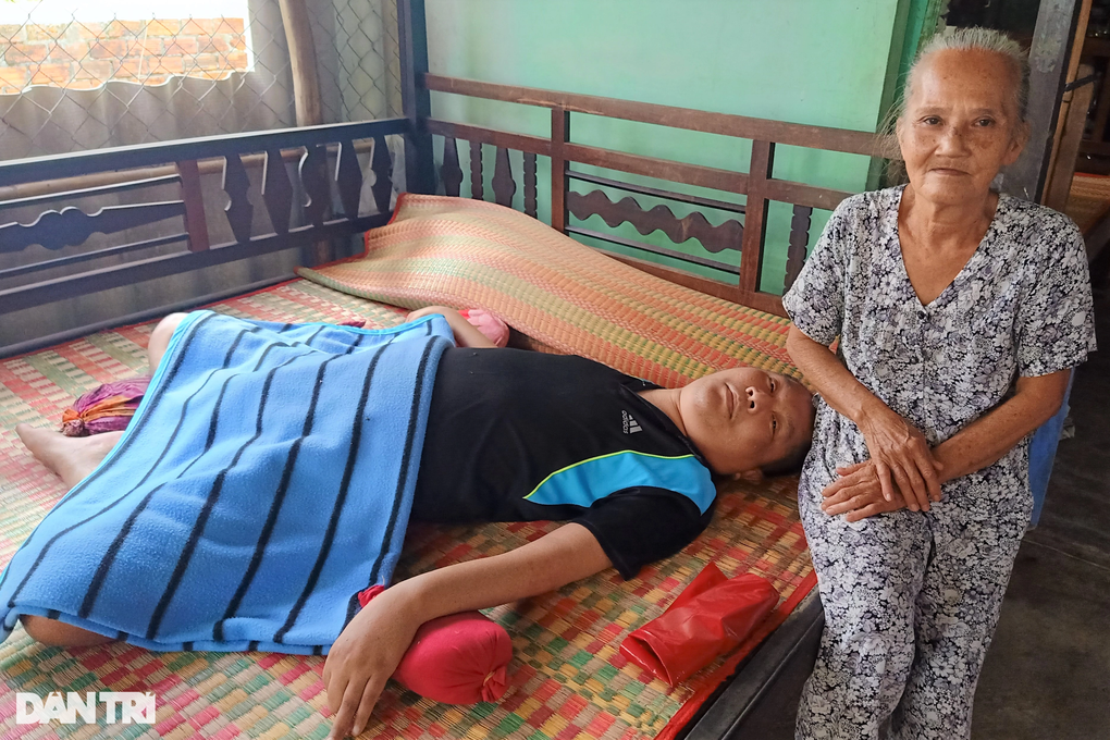 Chàng trai 16 năm nằm liệt giường được bạn đọc giúp gần 90 triệu đồng - 2 Chàng trai 16 năm nằm liệt giường được bạn đọc giúp gần 90 triệu đồng - 2