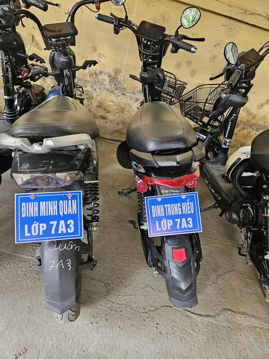 Gần 400 học sinh gắn biển tên lên xe đạp điện gây sốt mạng - 2