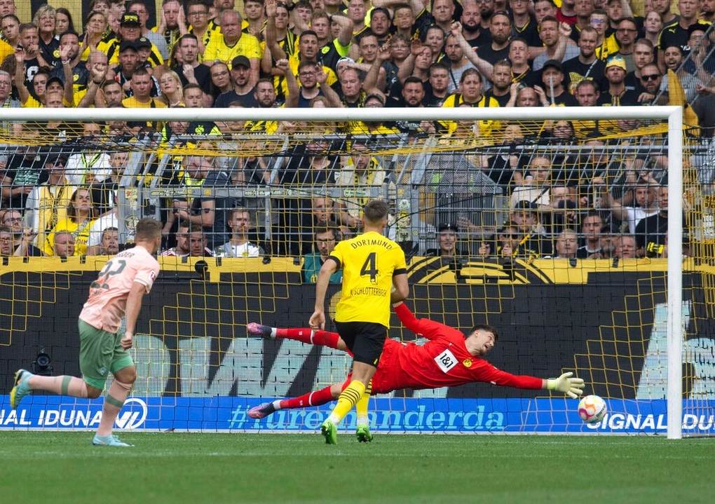 Thua liên tiếp 3 bàn trong 6 phút cuối, Dortmund bị lội ngược dòng khó tin - 3 Thua liên tiếp 3 bàn trong 6 phút cuối, Dortmund bị lội ngược dòng khó tin - 3