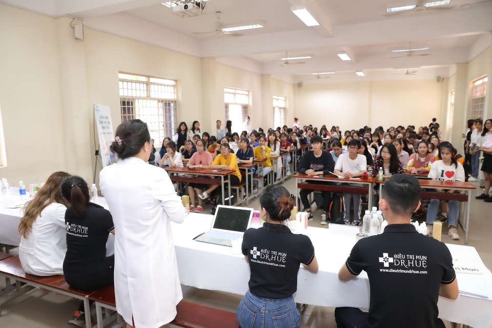 Dr. Huệ đồng hành cùng sinh viên - Trao yêu thương từ sự thấu hiểu! - 2 Dr. Huệ đồng hành cùng sinh viên - Trao yêu thương từ sự thấu hiểu! - 2