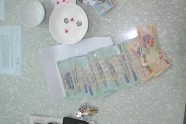 Triệt phá ổ bạc trong căn hộ cao cấp, giữ hơn 20 đối tượng