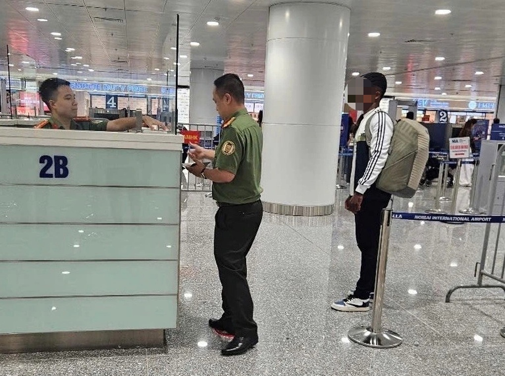 Chậm thi hành án trục xuất khỏi Việt Nam vì mua phải vé máy bay giả - 1 Chậm thi hành án trục xuất khỏi Việt Nam vì mua phải vé máy bay giả - 1