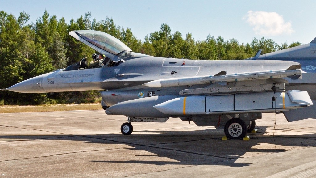 Tiêm kích F-16 mang tên lửa hành trình AGM-158 JASSM (Ảnh: USAF).