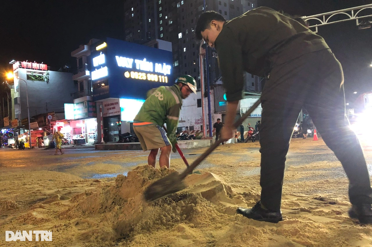 CSGT và người dân trắng đêm khắc phục dầu nhớt đổ trên đường - 6 CSGT và người dân trắng đêm khắc phục dầu nhớt đổ trên đường - 6