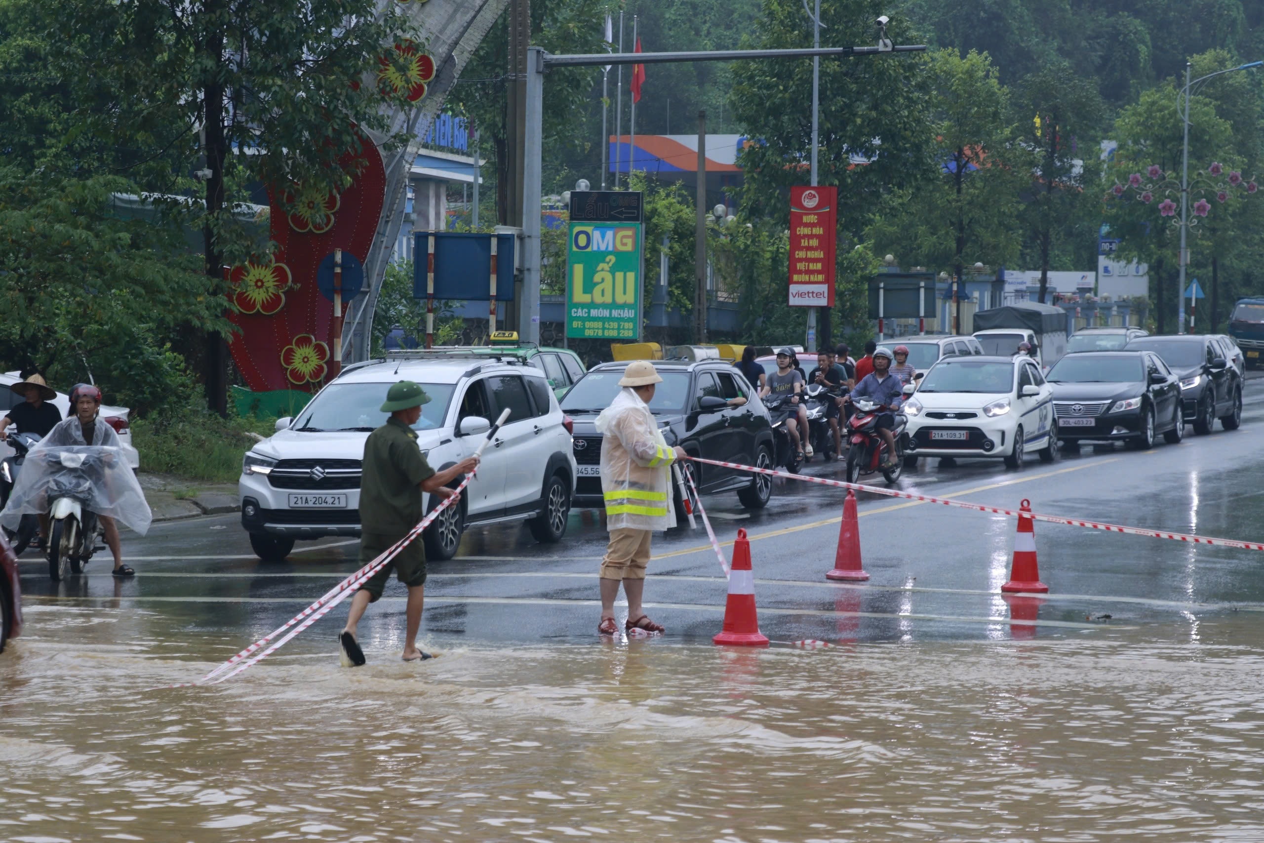 Nước dâng cao gần nóc nhà ở thành phố Yên Bái - 7 Nước dâng cao gần nóc nhà ở thành phố Yên Bái - 7