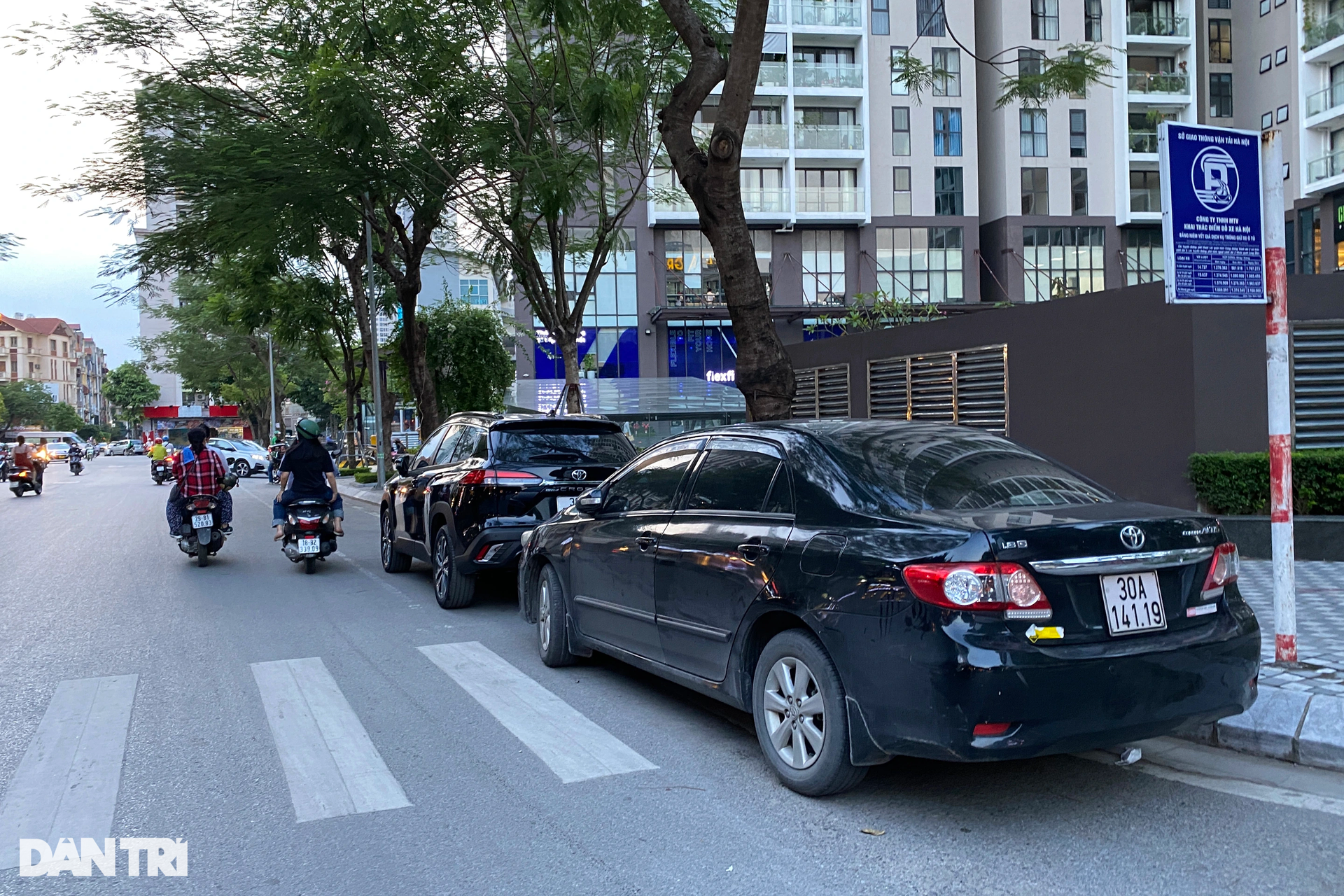 Người đi bộ bị cướp làn ưu tiên, văn hóa nhường đường của lái xe ở đâu? - 13