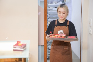 "Cà phê yêu nước" rực đỏ khắp Hà Nội, bán cả trăm cốc/ngày - 10
