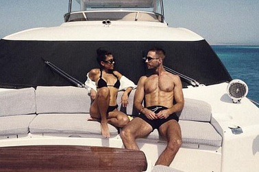 Kourtney Kardashian hạnh phúc bên bạn trai kém 15 tuổi