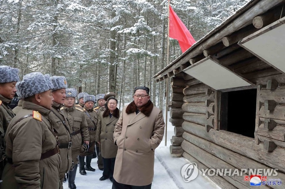 Ông Kim Jong-un và phu nhân cưỡi bạch mã thăm núi thiêng - 5 Ông Kim Jong-un và phu nhân cưỡi bạch mã thăm núi thiêng - 5