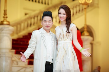 Á hậu Thuỵ Vân cùng các nghệ sĩ hưởng ứng Giờ Trái Đất