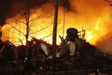 Máy bay lao xuống nhà dân ở New York, 49 người chết (kèm video)