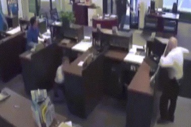 Cựu cảnh sát Mỹ bắn chết kẻ cướp ngân hàng như phim