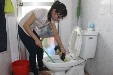 Sinh viên làm “ô sin”, nhiều cạm bẫy