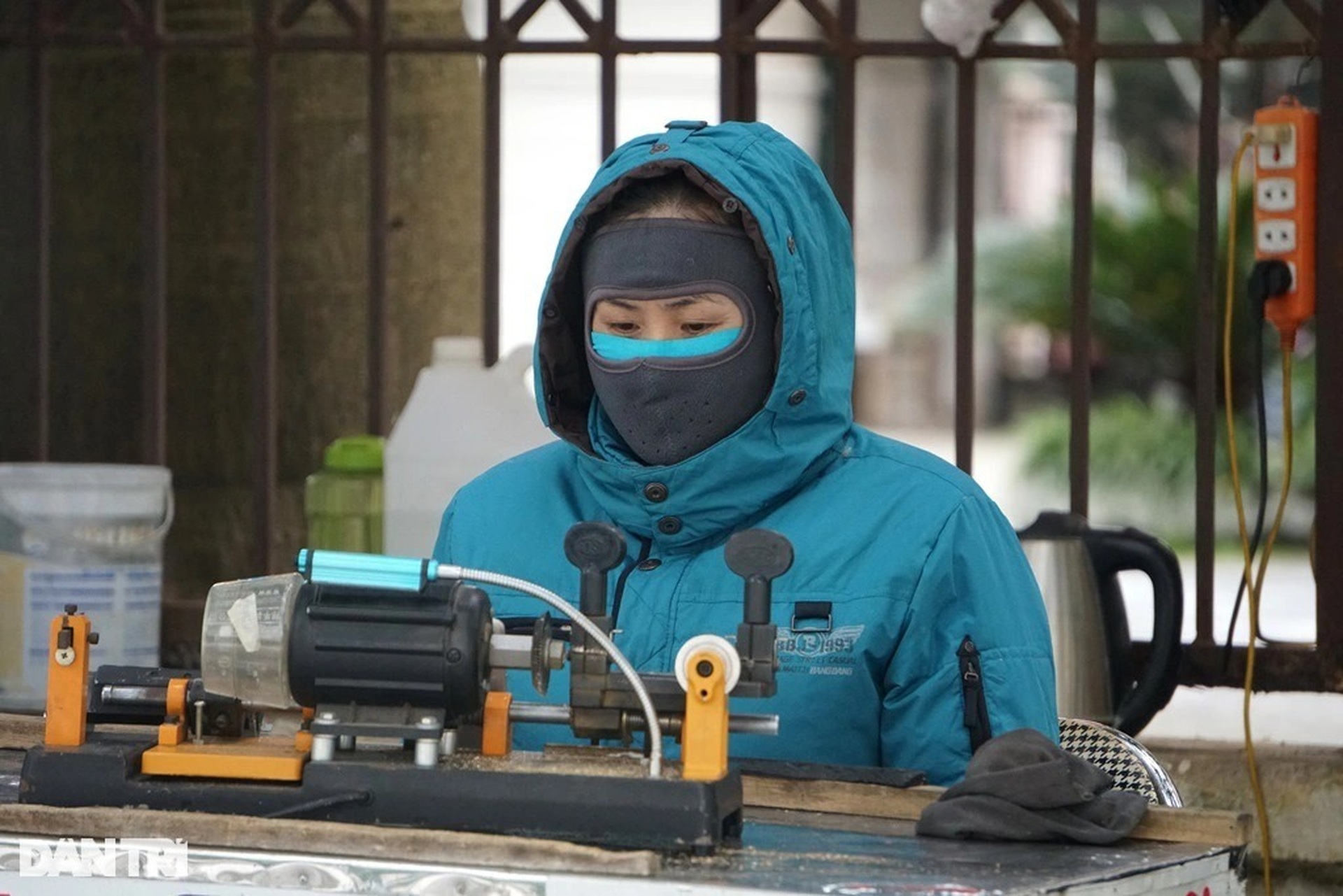 Người lao động chật vật mưu sinh trong giá lạnh thấu xương - 12 Người lao động chật vật mưu sinh trong giá lạnh thấu xương - 12