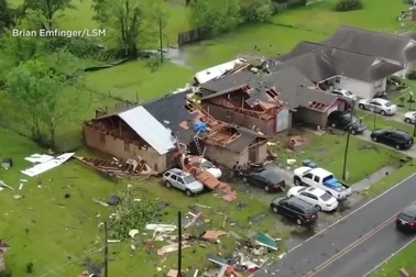 Mỹ: 40 cơn lốc xoáy càn quét tan hoang giữa lúc dịch bệnh, 31 người chết