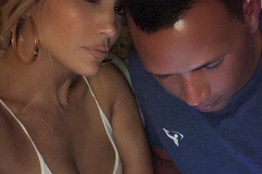 Jennifer Lopez đón giáng sinh ấm áp bên bạn trai