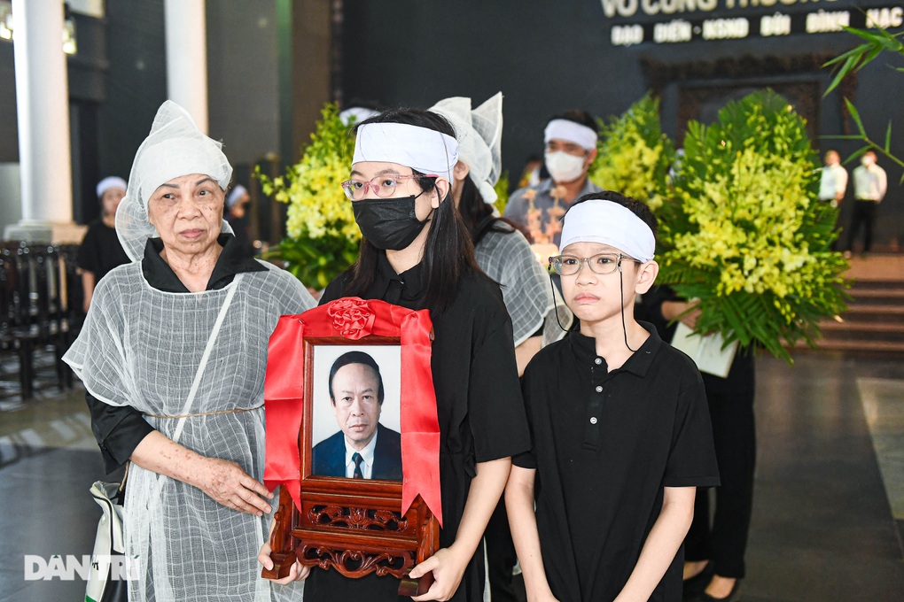 NSƯT Chiều Xuân bật khóc bên linh cữu NSND Bùi Đình Hạc - 9 NSƯT Chiều Xuân bật khóc bên linh cữu NSND Bùi Đình Hạc - 9