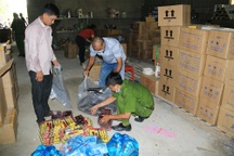 Phát hiện thêm kho "hàng lậu" nhãn mác tiếng nước ngoài, không rõ nguồn gốc