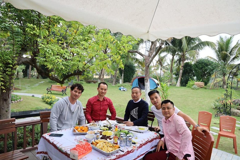 Chiêm ngưỡng nhà vườn bạc tỷ rau trái xum xuê, hoa nở bốn mùa của sao Việt - 9 Chiêm ngưỡng nhà vườn bạc tỷ rau trái xum xuê, hoa nở bốn mùa của sao Việt - 9