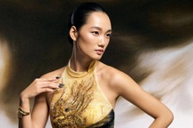 Á hậu Quỳnh Anh mặc trang phục tôn vinh di sản Huế