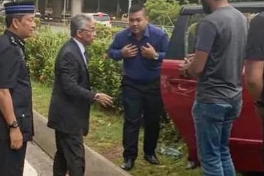 Ảnh Nhà vua Malaysia dừng đoàn xe giúp người gặp tai nạn gây “sốt”