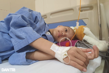Bé gái mắc ung thư xương "xin cô bác cứu chân của con"