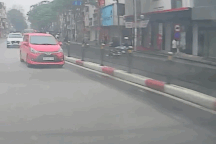 Bóp phanh trước đột ngột, người phụ nữ đi xe máy trượt ngã trước mũi ô tô