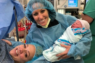 Cặp đôi đồng tính “cùng mang thai” đầu tiên trên thế giới