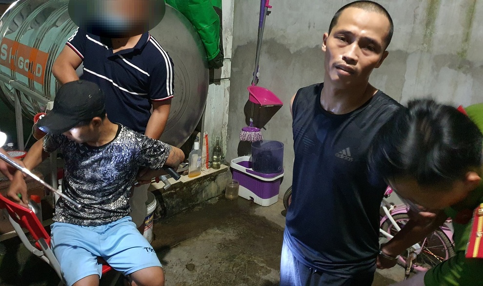 Bắt trùm ma túy trả công cho đàn em bằng những bữa tiệc trắng - 1 Bắt trùm ma túy trả công cho đàn em bằng những bữa tiệc trắng - 1