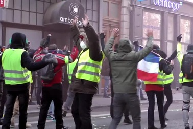 Bạo động “Áo vàng” tại Pháp: Người biểu tình mang quan tài, tính đập phá mộ vua Napoleon