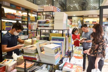 Phố sách mở cửa trở lại, đón du khách dịp nghỉ lễ