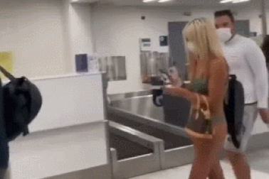 Clip "cô gái mặc bikini lên máy bay" gây xôn xao dân mạng tuần qua