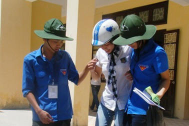 Chân bị gãy chưa lành vẫn quyết tâm đi thi