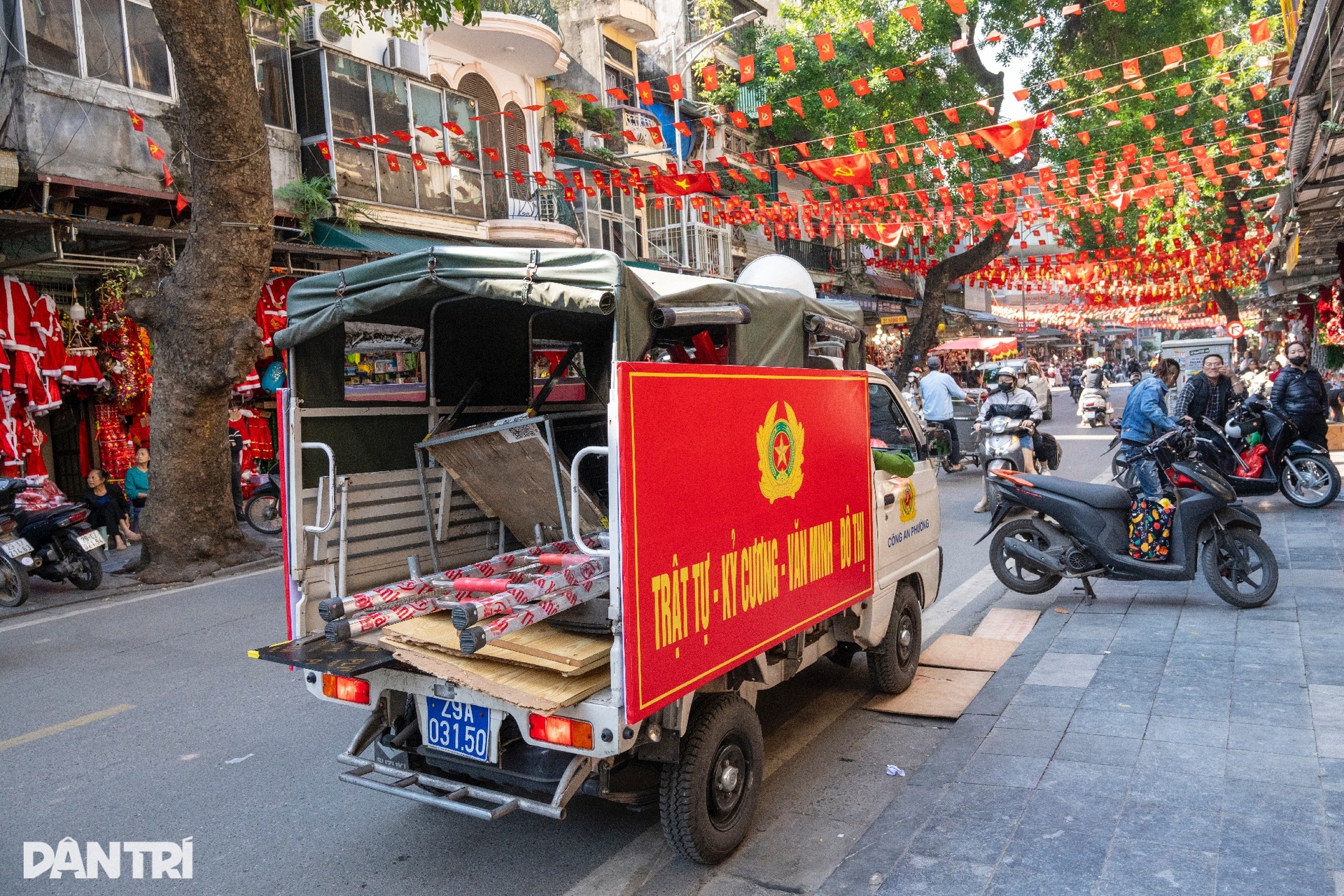 Công an Hà Nội ra quân dẹp vỉa hè, thí điểm mô hình phường kiểu mẫu - 4