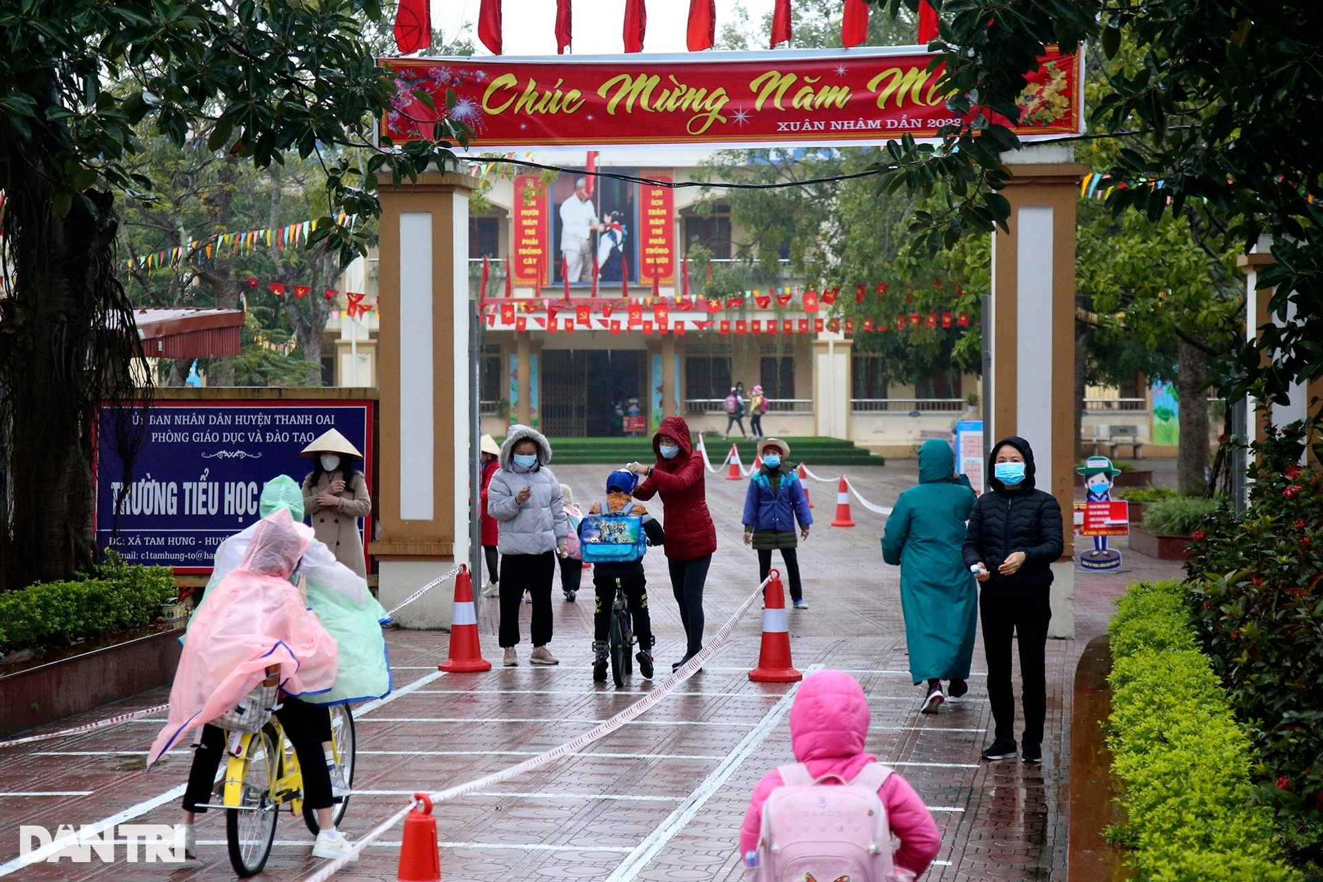 Học sinh lớp 1-6 các huyện ở Hà Nội đội mưa rét trở lại trường sau 10 tháng - 5 Học sinh lớp 1-6 các huyện ở Hà Nội đội mưa rét trở lại trường sau 10 tháng - 5