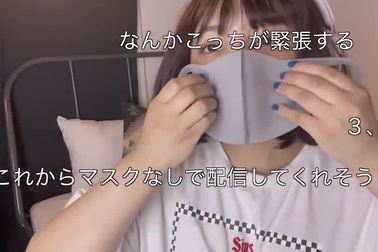 Khoảnh khắc "thánh nữ Youtube" lột bỏ khẩu trang và khoe mặt mộc