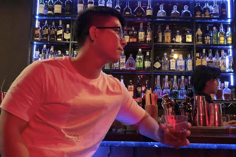 Người trẻ Sài Gòn nhớ da diết quán bar, thấy buồn vì cảnh tắt đèn tối om - 4 Người trẻ Sài Gòn nhớ da diết quán bar, thấy buồn vì cảnh tắt đèn tối om - 4