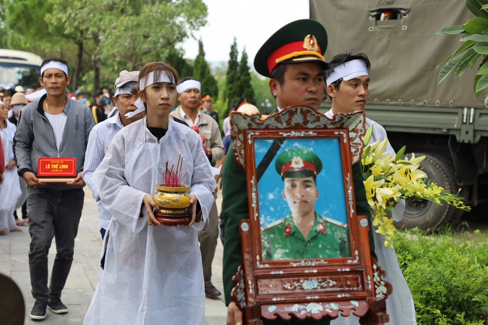 Hai liệt sĩ Đoàn 337 yên nghỉ tại Nghĩa trang Quốc gia đường 9 - 1 Hai liệt sĩ Đoàn 337 yên nghỉ tại Nghĩa trang Quốc gia đường 9 - 1