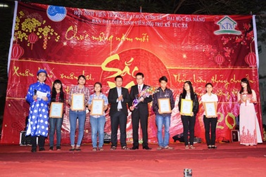 Trao học bổng “Vietravel đồng hành cùng tài năng việt 2014” tại Đà Nẵng