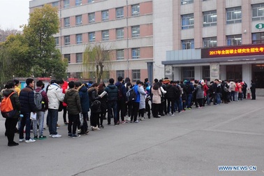 “Bằng đại học khó mà xin việc”, cử nhân đua nhau đi học Thạc sĩ