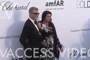 Pierce Brosnan hôn vợ say đắm trên thảm đỏ