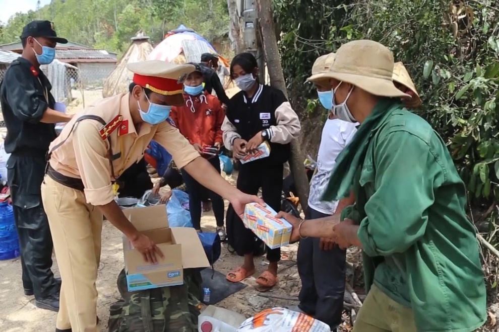 Mất việc, hết tiền, 30 lao động nghèo đi bộ xuyên đêm về quê - 1 Mất việc, hết tiền, 30 lao động nghèo đi bộ xuyên đêm về quê - 1