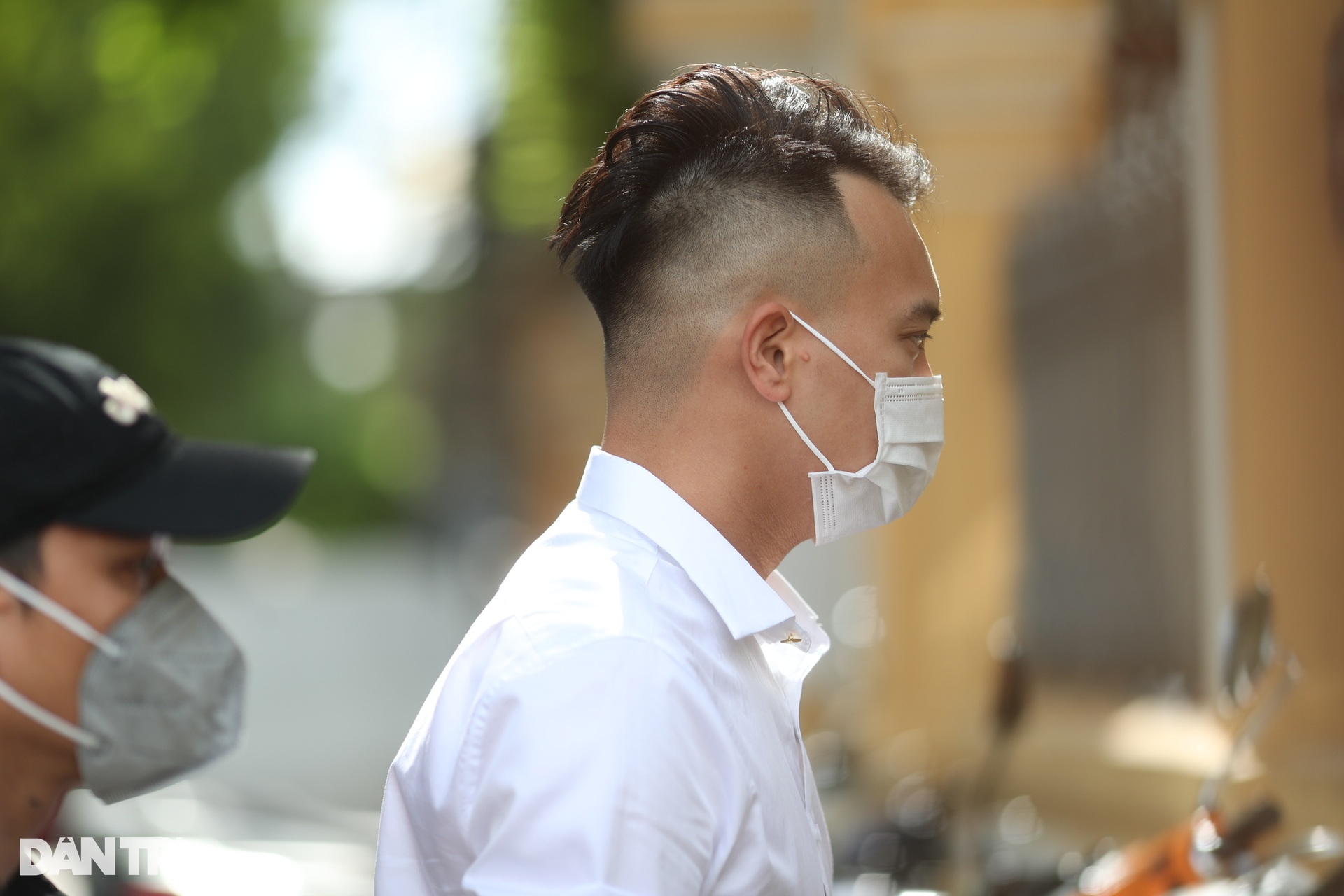 Diệp Lâm Anh thu hút chú ý tại phiên tòa xử vụ ly hôn với chồng thiếu gia - 6 Diệp Lâm Anh thu hút chú ý tại phiên tòa xử vụ ly hôn với chồng thiếu gia - 6